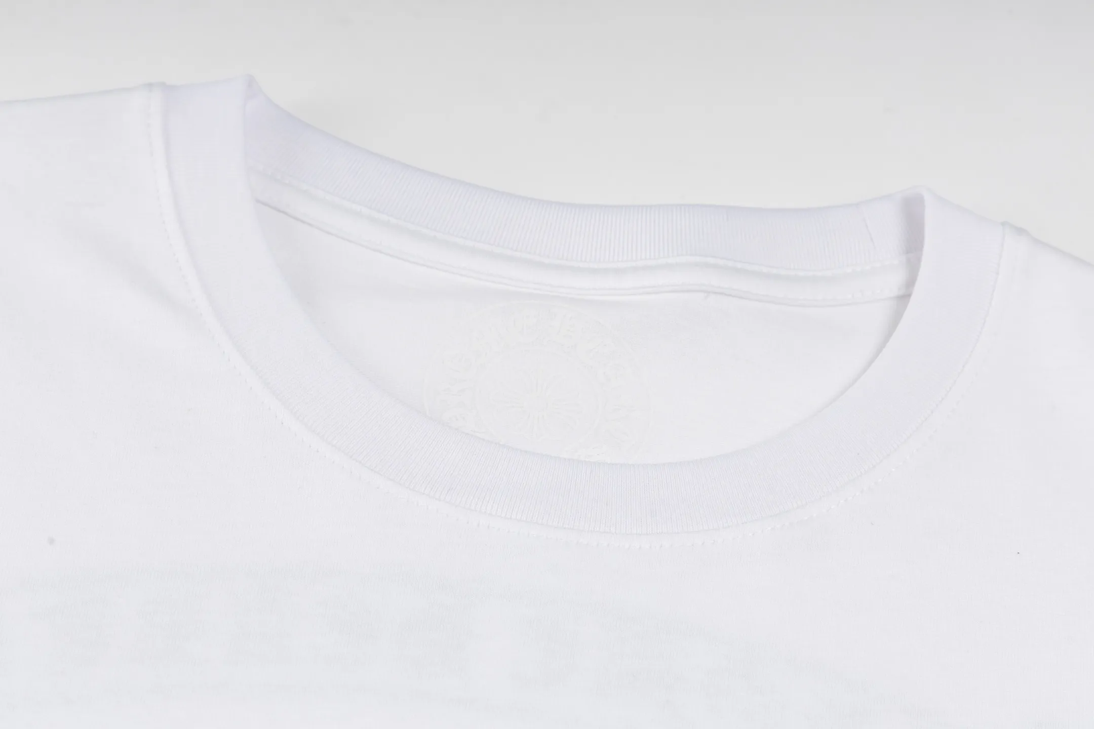 🅿️340 [Exclusive supply] CH Crow Heart Graffiti Limited Long Sleeve (White) The fabric is made of 26-woven 220g cotton, and the printing is printed with ink. The most important thing is that the leather is sewn by hand (handwork involves high costs). A lot of effort has been put into the fabric, hardware and craftsmanship. The top quality and industry benchmark in the market are only owned by a few people. The overall wiring is straight and delicate, the fabric is comfortable and soft, and the color is consistent without color difference. It can be matched with the same style to create a fashionable look and control various occasions. Customized accessories, complete with three standards, same style for men and women! Size:S/M/L